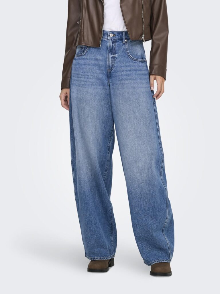 model iført straight blå denim jeans