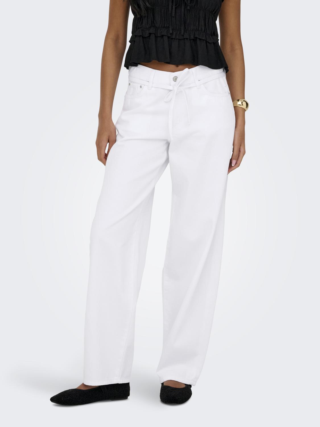 model iført hvide straight jeans