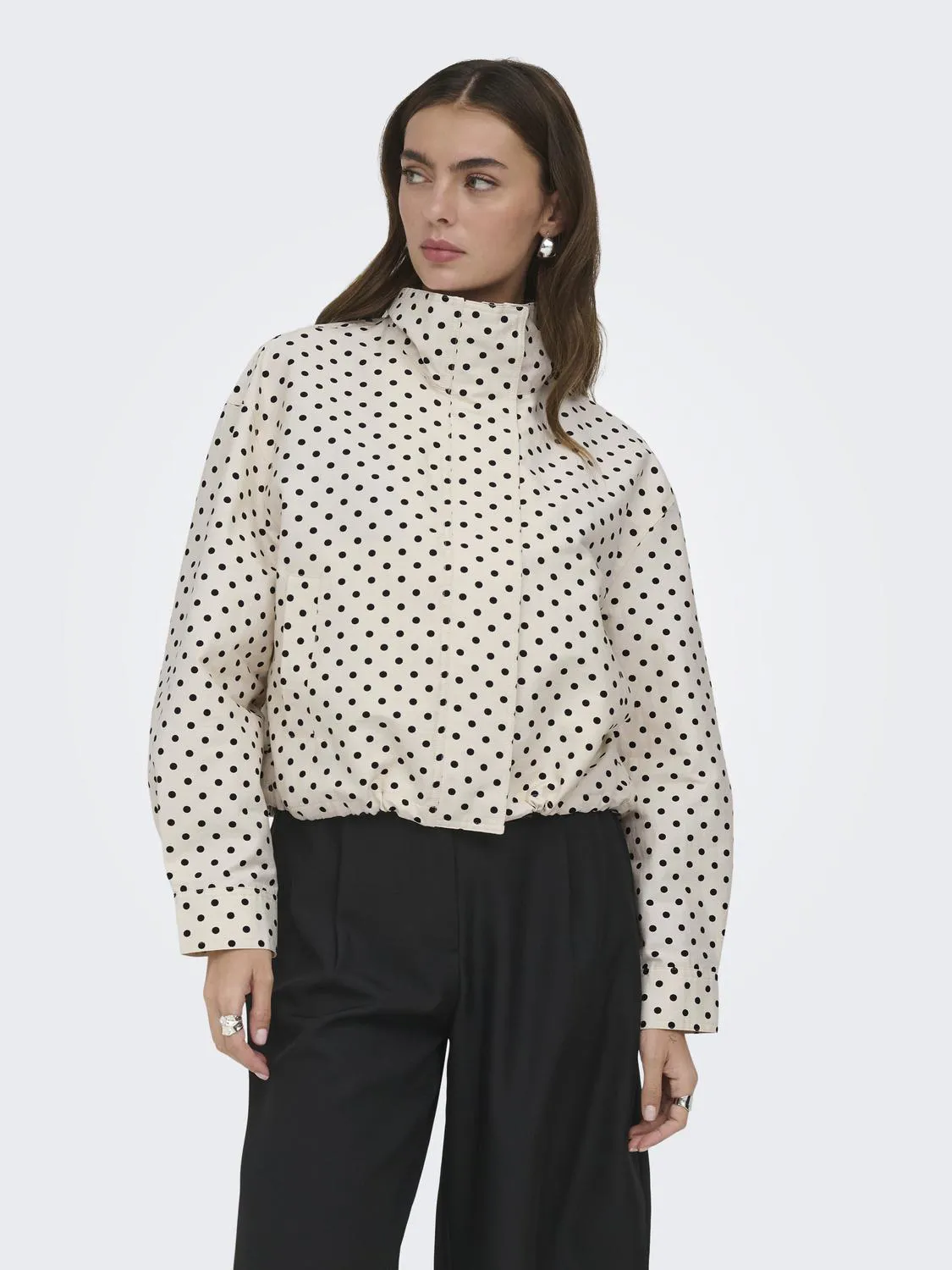 model med polka dot jakke
